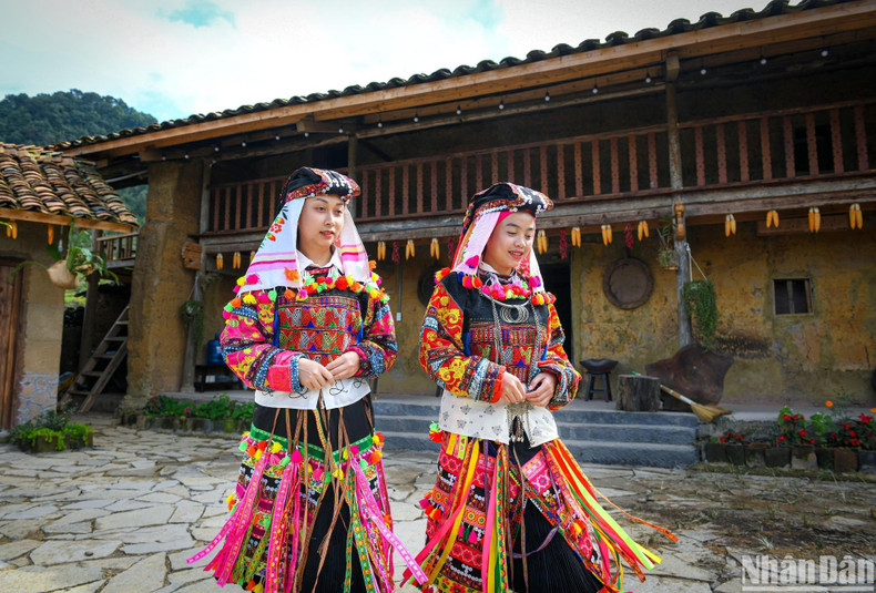Colourful beauty of Lo Lo ethnic costumes.