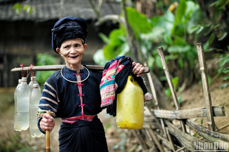 According to their particular costumes and culture, the Lo Lo can be divided into two sub-groups: ‘Lo Lo Den’ and ‘Lo Lo Hoa’, with the costumes of the Lo Lo Hoa people being more colourful than those of the Lo Lo Hoa.
