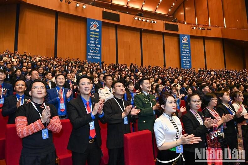 Delegates welcome Party and State leaders to the meeting hall.