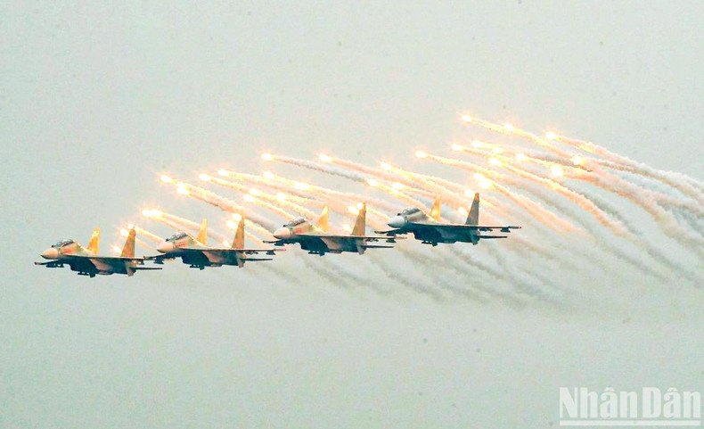 Su-30MK2 fighters release special flares designed to tackle heat-seeking missiles at the opening ceremony. Su-30MK2 fighters release special flares designed to tackle heat-seeking missiles at the opening ceremony.