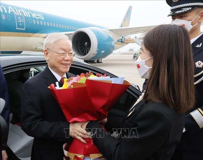 Party General Secretary Nguyen Phu Trong is welcomed at the Beijing Capital International Airport. (Photo: VNA)