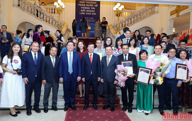 Party and State leaders join a group photo with winners who are journalists of Nhan Dan (People) Newspaper. Party and State leaders join a group photo with winners who are journalists of Nhan Dan (People) Newspaper.