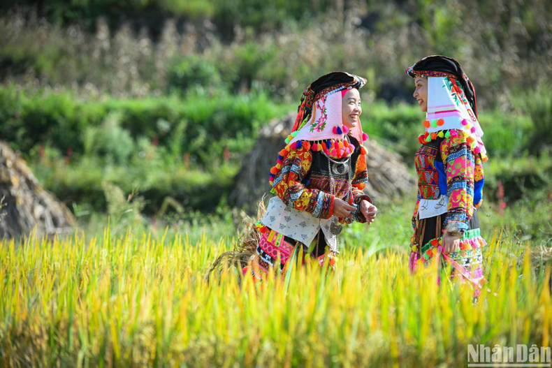 Lo Lo ethnic women dressed in their traditional costumes.