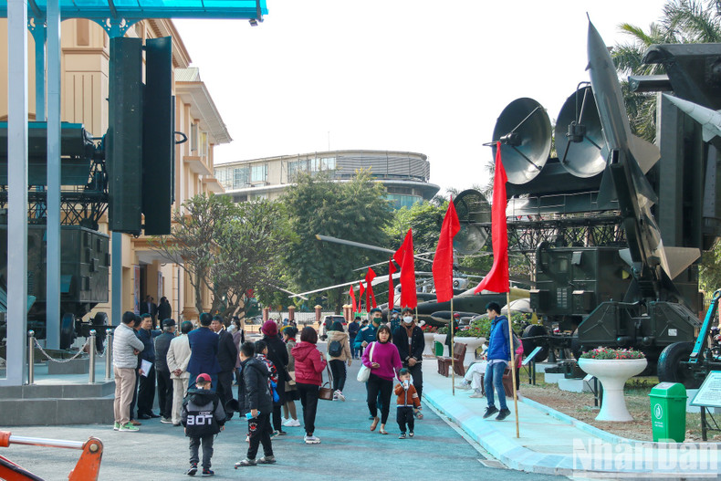 The Air Force and Air Defence Museum attract a large number of visitors on the occasion of the 50th anniversary of the ‘Hanoi – Dien Bien Phu in the Air’ victory.
