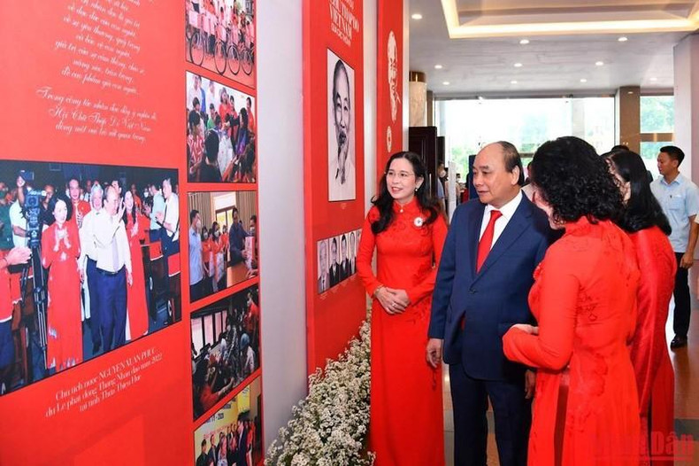 President Nguyen Xuan Phuc visited a photo exhibition held on the sidelines of the congress.