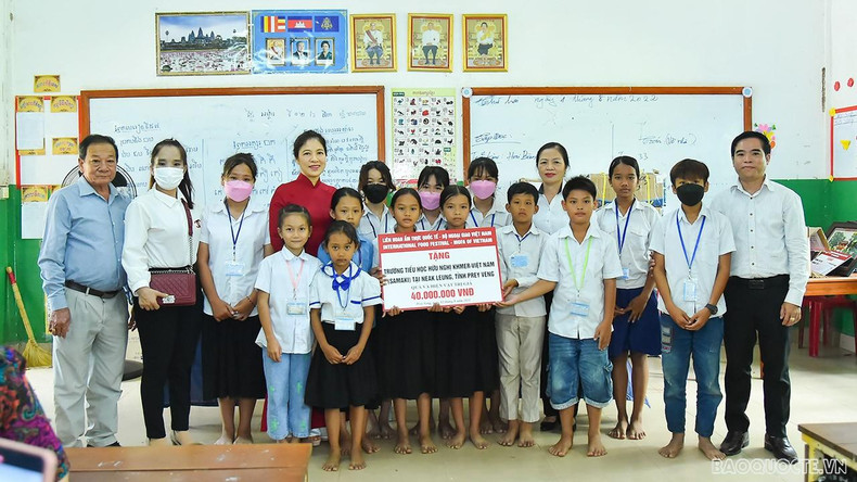 Gifts presented to students of Khmer-Vietnam friendship primary school in Cambodia (Photo: baoquocte.vn)