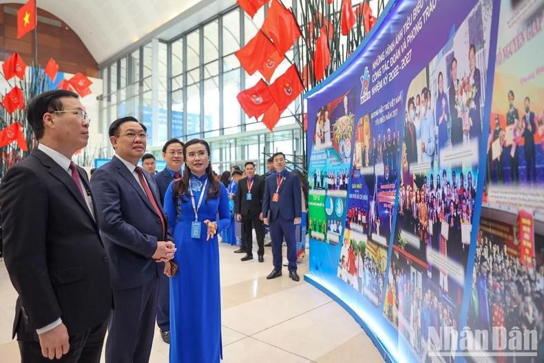 National Assembly Chairman Vuong Dinh Hue and Politburo member and Permanent member of the Party Central Committee's Secretariat Vo Van Thuong, visit a photo exhibition entitled ‘Youth’s dedication, aspiration and life purpose’, which was organised on the sidelines of the congress.