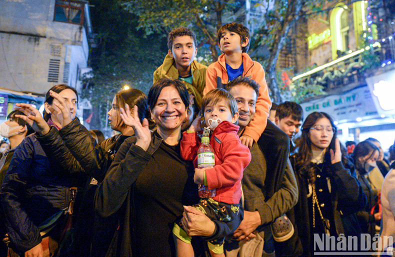 Foreigners enjoy the festive Christmas atmosphere in Hanoi (Photo: Thanh Dat)