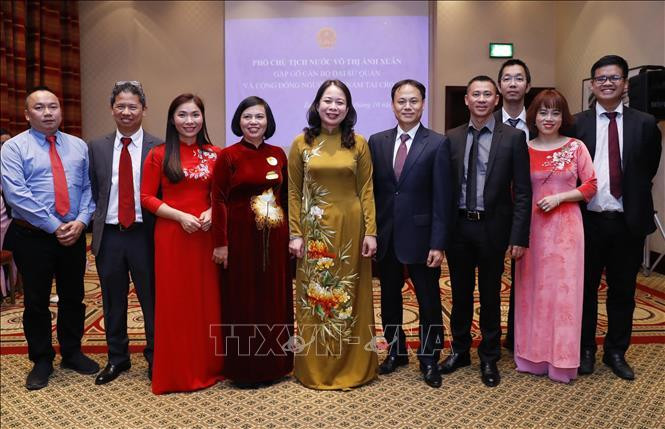 Vice President Vo Thi Anh Xuan and the embassy’s staff and representatives of the Vietnamese community in Croatia (Photo: VNA) Vice President Vo Thi Anh Xuan and the embassy’s staff and representatives of the Vietnamese community in Croatia (Photo: VNA)