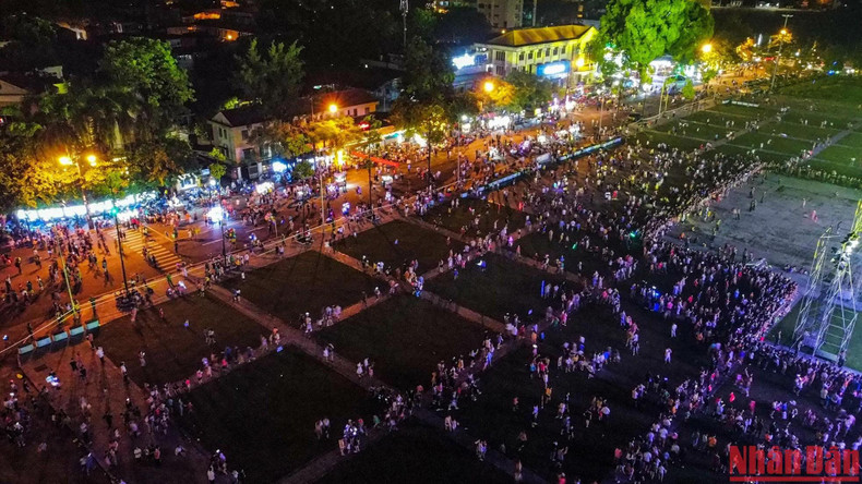 Under the theme ‘Sparkling colours of Thanh Tuyen Citadel Night Festival’, this year’s event attracted the participation of thousands of visitors from across the country.
