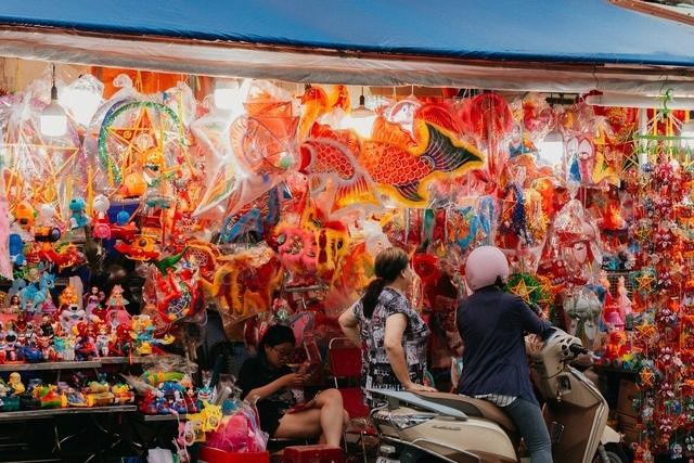 Another place to admire lanterns is Luong Nhu Ngoc Street in District 5, Ho Chi Minh City. Another place to admire lanterns is Luong Nhu Ngoc Street in District 5, Ho Chi Minh City.