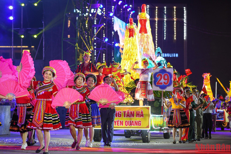 The lanterns featured at the procession were prepared by many residential areas of Tuyen Quang City.