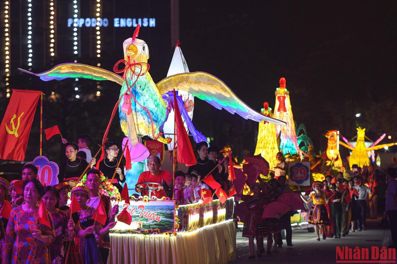It has been confirmed by the Vietnam Guinness Book of Records as having the largest and most unique lanterns in Vietnam.