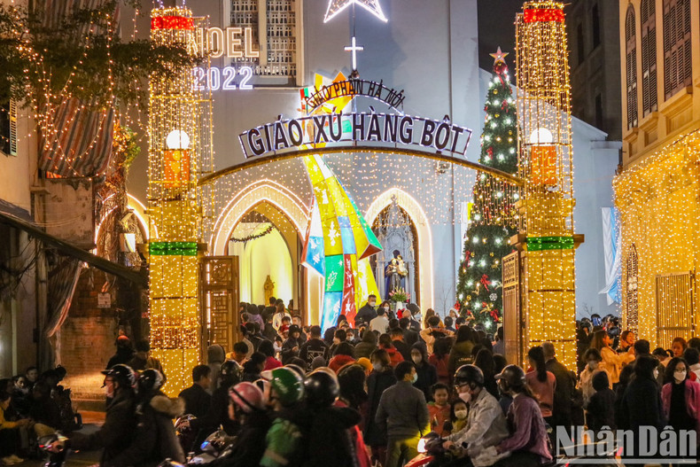 Crowds gathered in front of Hang Bot Church in Dong Da District, Hanoi. (Photo: Nhat Quang)