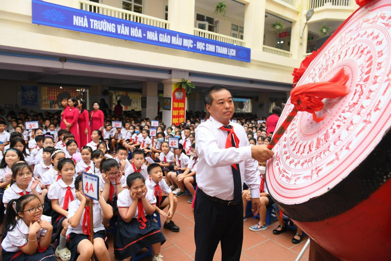 Beating the drum to launch the 2022-2023 academic year at Thang Long school. (Photo: NDO/Thanh Dat)