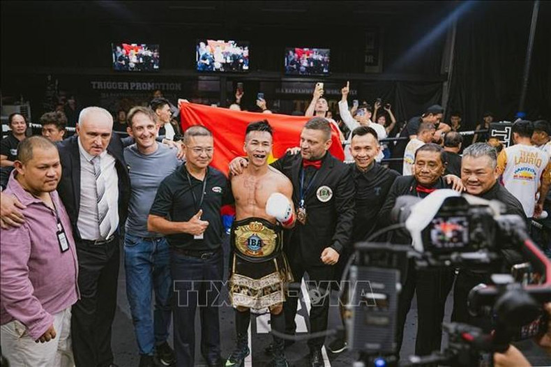 Boxer Tran Van Thao is surrounded by the IBA referee and expert teams. (Photo: VNA) Boxer Tran Van Thao is surrounded by the IBA referee and expert teams. (Photo: VNA)