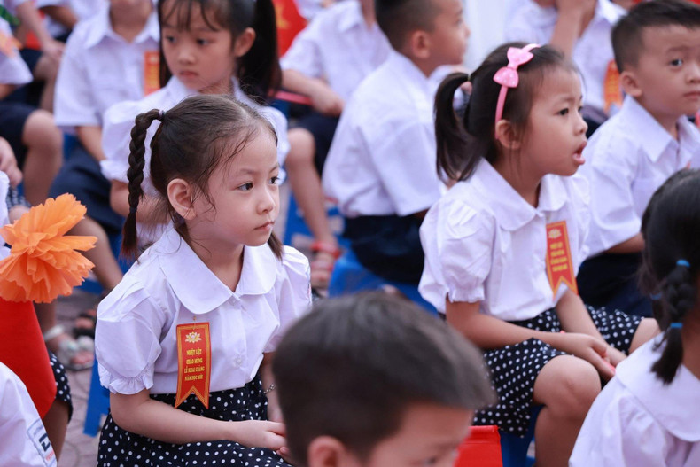 At the new school year ceremony for Dinh Cong elementary school in Hoang Mai district. (Photo: NDO/Son Bach)