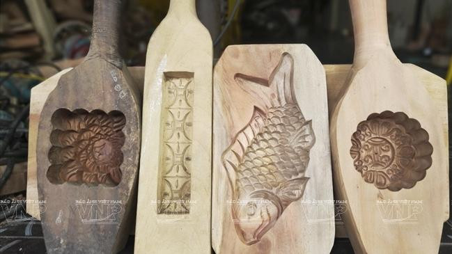 Diverse designs of mooncake molds. (Photo: Vietnam Pictorial)
