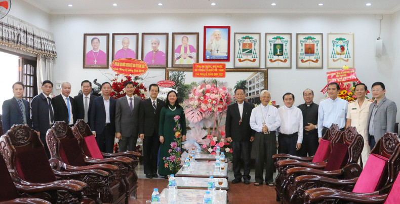 Bui Thi Minh Hoai (eighth from left), Secretary of the Party Central Committee and Chairwoman of its Commission for Mass Mobilisation, presents flowers to congratulate the Episcopal Palace of the Long Xuyen Diocese on Christmas on December 21. (Photo: VNA)