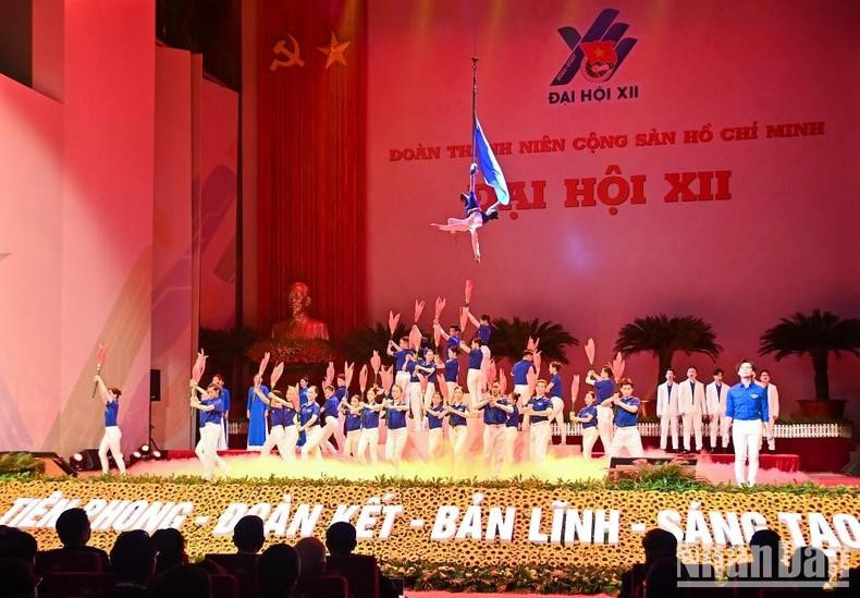 An art performance at the plenary session of the congress.