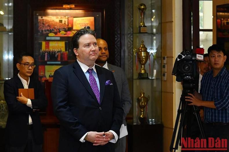 US Ambassador to Vietnam Marc E. Knapper, watching a documentary on the history and development of Nhan Dan newspaper, at the newspaper’s traditional house. (Photo: NDO/Thuy Nguyen)
