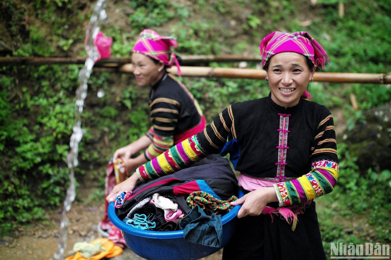 The costumes of Lo Lo Den ethnic women are made in black with colourful decorations on the cuffs and the buttoned placket.