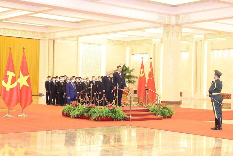 The ceremony at the Great Hall of the People is chaired by Party General Secretary and President of China Xi Jinping (R) (Photo: VNA)