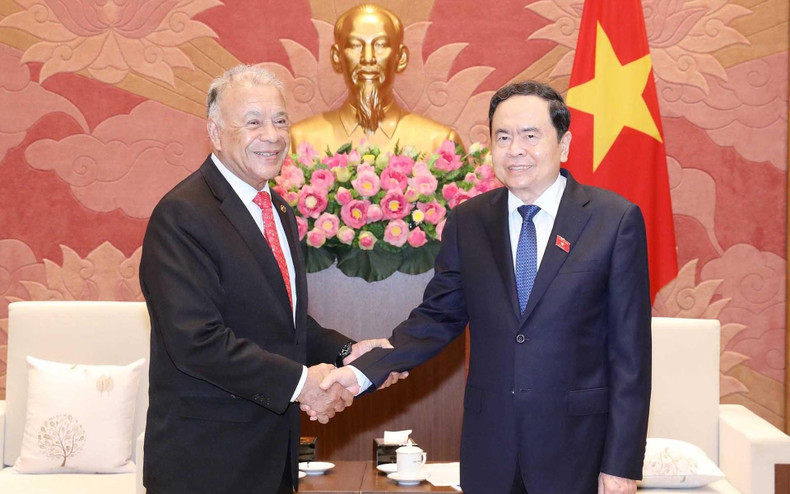 Politburo member and Permanent Vice Chairman of the National Assembly Tran Thanh Man (right) receives PT General Secretary Alberto Anaya Guitiérrez. (Photo: VNA)