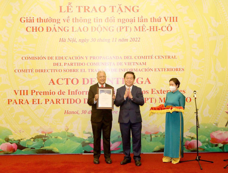 PT General Secretary Alberto Anaya Guitiérrez receives second prize of the eighth National External Information Service Awards (Photo: VNA)