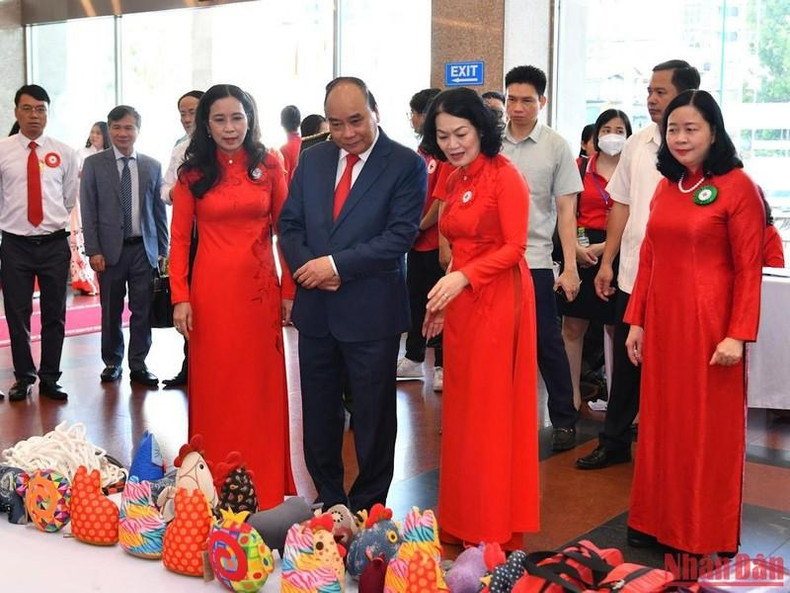 President Nguyen Xuan Phuc visited a booth displaying products of Kym Viet company, which is one of the social enterprises for people with disabilities.