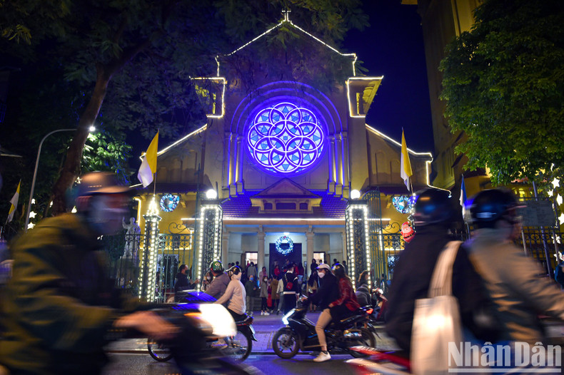 The festive Christmas atmosphere is in the air in front of Cua Bac Church in Ba Dinh District, Hanoi. (Photo: Thanh Dat)