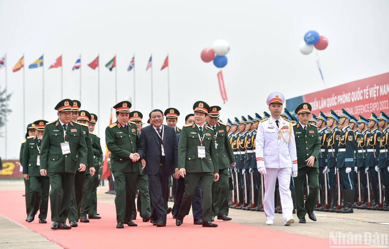 Politburo member, Director of the General Department of Politics under the Vietnam People's Army, General Luong Cuong, and other delegates at the opening ceremony. Politburo member, Director of the General Department of Politics under the Vietnam People's Army, General Luong Cuong, and other delegates at the opening ceremony.