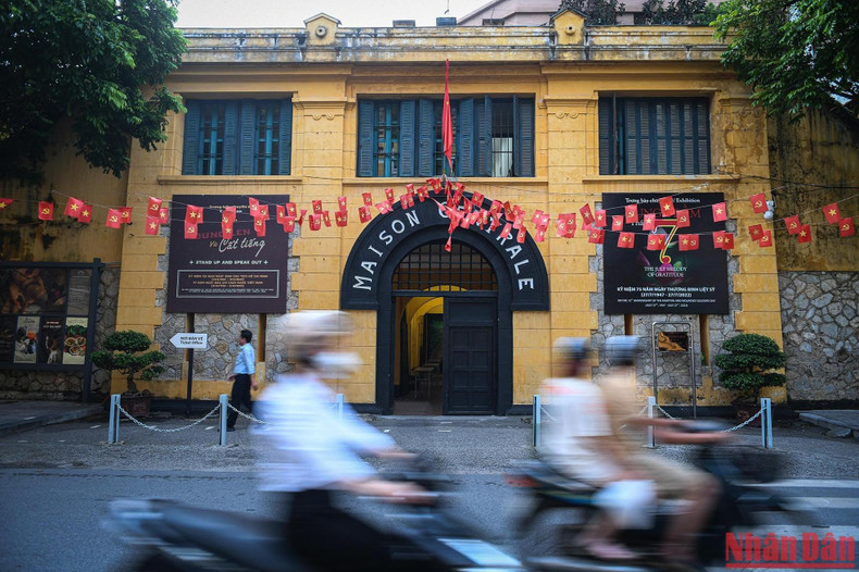 Located at No.1 Hoa Lo Street, Hoan Kiem District, Hanoi, the prison was built in 1896 by the French to jail Vietnamese patriots against the colonial government.