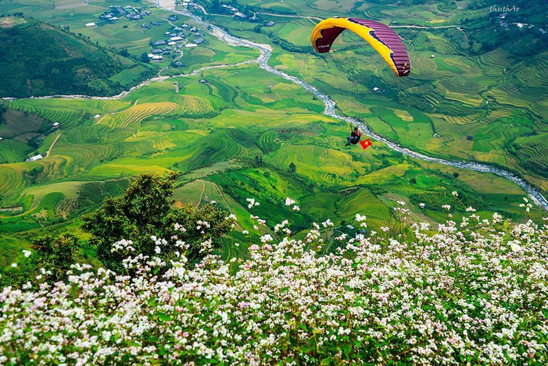A paraglider shows off his skills from the Khau Pha mountain pass.