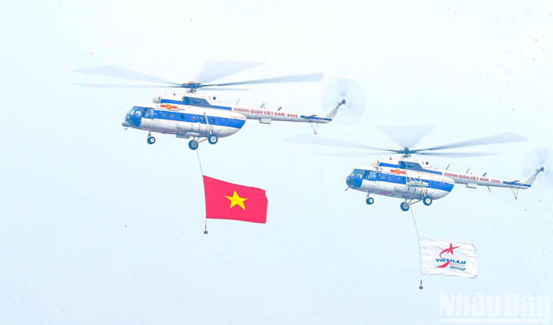 Mi helicopters of Vietnamese air forces perform at the opening ceremony. Mi helicopters of Vietnamese air forces perform at the opening ceremony.