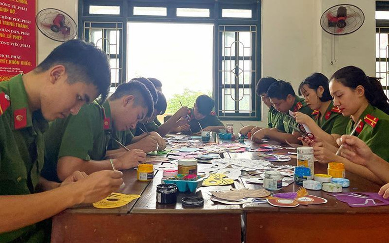Ninh Binh police force making Mid-Autumn Festival toys as gifts for children of naval soldiers.
