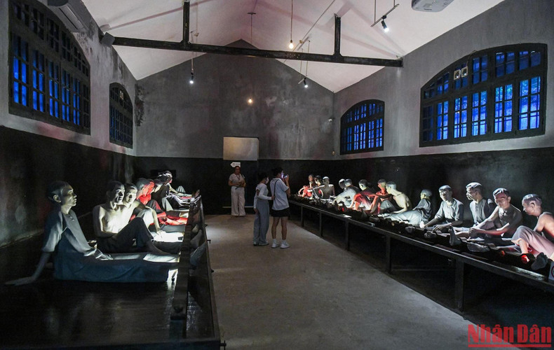 A model depicting revolutionary soldiers detained at Hoa Lo Prison.