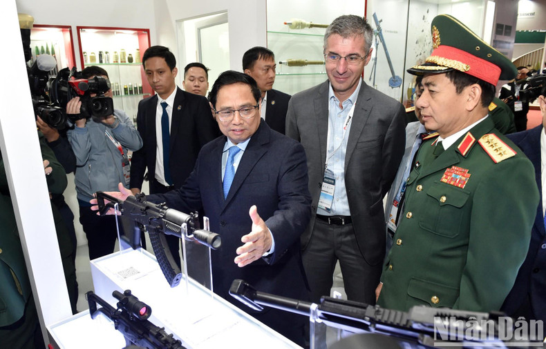 Prime Minister Pham Minh Chinh joins delegates to visit a stall at the expo. Prime Minister Pham Minh Chinh joins delegates to visit a stall at the expo.