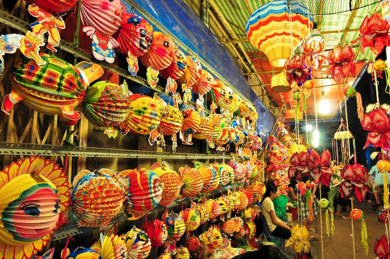 From the beginning of the eight lunar month, the street begins to bustle with many customers coming to buy traditional toys for Mid-autumn festival and take photos with sparkling lanterns. From the beginning of the eight lunar month, the street begins to bustle with many customers coming to buy traditional toys for Mid-autumn festival and take photos with sparkling lanterns.