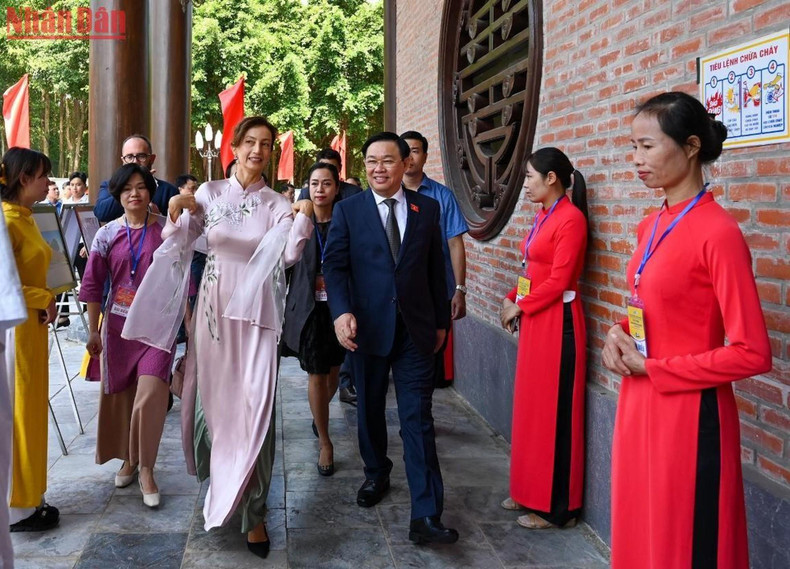 National Assembly Chairman Vuong Dinh Hue (R) and UNESCO Director-General Audrey Azoulay attended the ceremony. National Assembly Chairman Vuong Dinh Hue (R) and UNESCO Director-General Audrey Azoulay attended the ceremony.