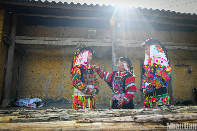 Tourists to Lung Cu Flag Tower in Dong Van District should not miss the visit to Lo Lo Chai Village, where they can explore the culture of the Lo Lo ethnic group.