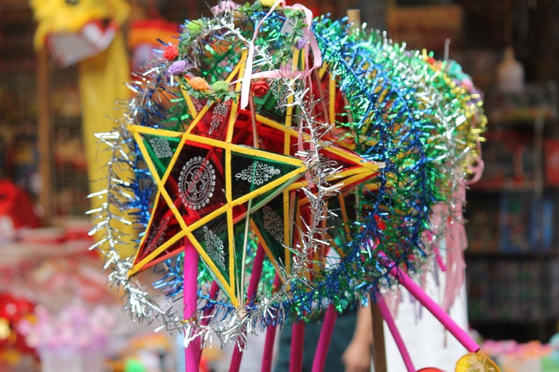 Hang Ma Street is a beautiful venue to admire colourful lanterns during the Mid-Autumn Festival. In addition to being a shopping place, it is also a venue for Hanoians to enjoy the festive bustling atmosphere and take pictures during the full moon season. Hang Ma Street is a beautiful venue to admire colourful lanterns during the Mid-Autumn Festival. In addition to being a shopping place, it is also a venue for Hanoians to enjoy the festive bustling atmosphere and take pictures during the full moon season.