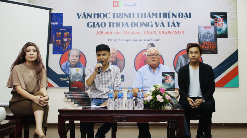 Delegates at the seminar on modern detective literature in Eastern and Western countrie (Photo: congluan.vn)