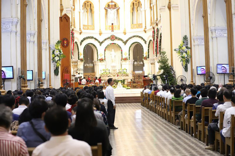 Catholics gathered at Notre-Dame Cathedral in District 1, Ho Chi Minh City, to attend the mass service marking the birth of Jesus. (Photo: The Anh)