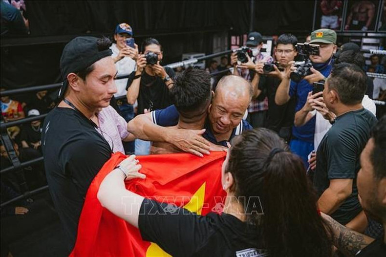 Vu Duc Thinh, Head of Boxing – Kickboxing sub-Department under the General Department of Sports and Physical Training, congratulates boxer Tran Van Thao on his convincing victory. (Photo: VNA) Vu Duc Thinh, Head of Boxing – Kickboxing sub-Department under the General Department of Sports and Physical Training, congratulates boxer Tran Van Thao on his convincing victory. (Photo: VNA)