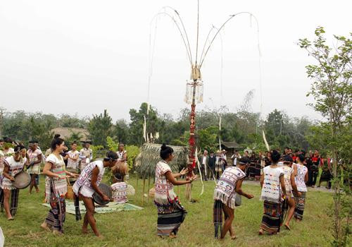 A gong performance at a traditional festival of Ma ethnic people (Photo: baotintuc.vn) A gong performance at a traditional festival of Ma ethnic people (Photo: baotintuc.vn)