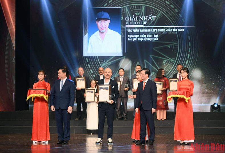 Singer Huy Tuan wins first prize in the Video clip category for his song entitled ‘Hay Toa Sang’ (Let’s shine). Singer Huy Tuan wins first prize in the Video clip category for his song entitled ‘Hay Toa Sang’ (Let’s shine).