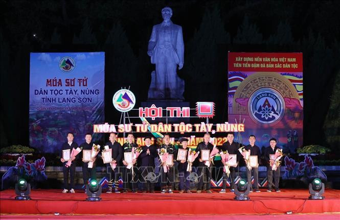 Prizes presented to best teams of the festival at the closing ceremony (Photo: VNA) Prizes presented to best teams of the festival at the closing ceremony (Photo: VNA)