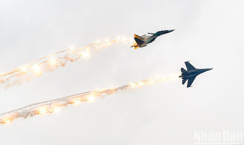 Su-30 fighters perform at the opening ceremony. Su-30 fighters perform at the opening ceremony.