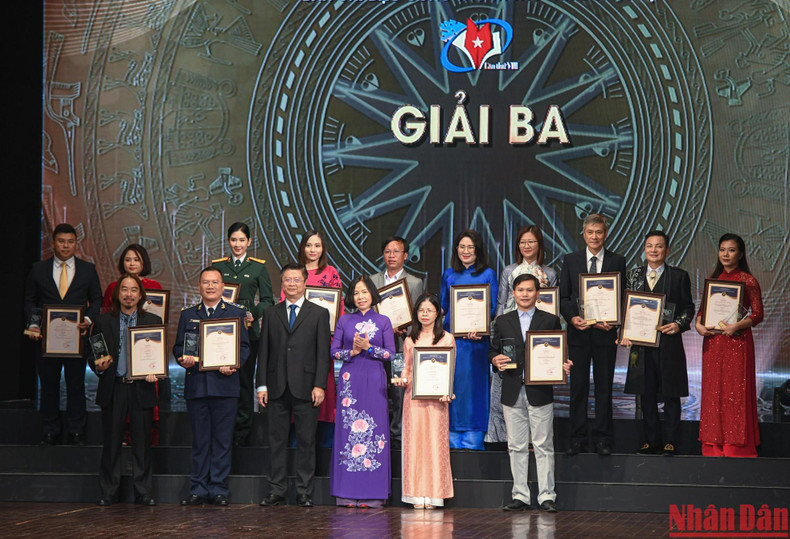 Third-prize winners were presented at the ceremony. Third-prize winners were presented at the ceremony.